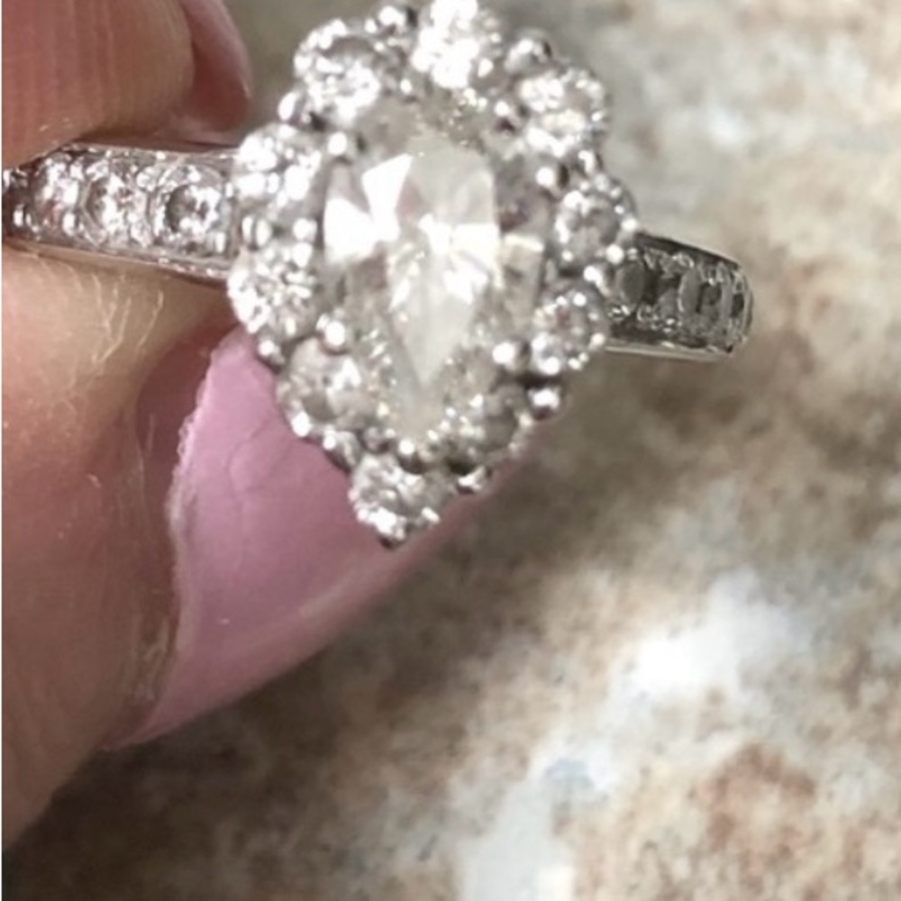 Elegant white gold Teardrop Ring - Picture 3 of 3